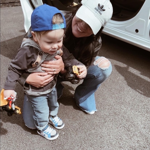 Meet your Poshers, Karolyn & Jon. - Picture 7 of 8